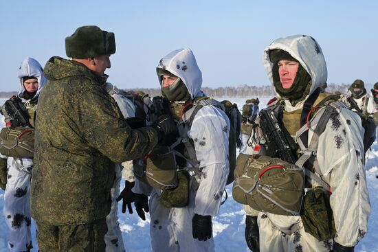 Занятия курсантов по боевой подготовке в Новосибирской области 