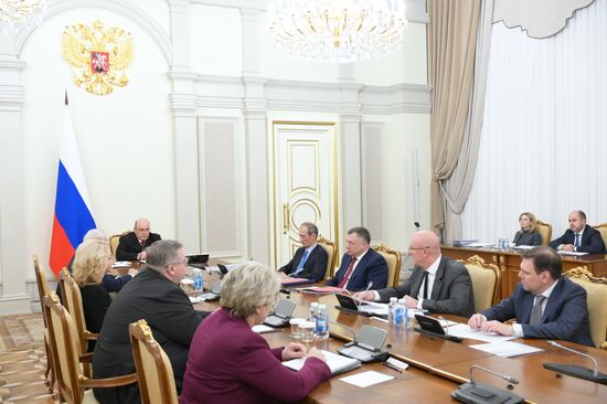 Премьер-министр РФ М. Мишустин провел оперативное совещание c вице-премьерами РФ