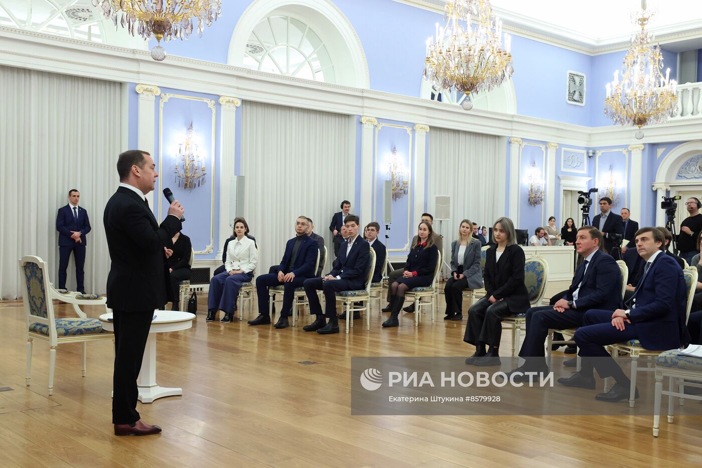 Зампред Совбеза РФ Д. Медведев провел встречу со школьниками и студентами, посвященную Дню Конституции РФ