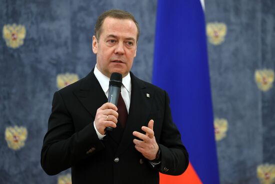 Зампред Совбеза РФ Д. Медведев провел встречу со школьниками и студентами, посвященную Дню Конституции РФ