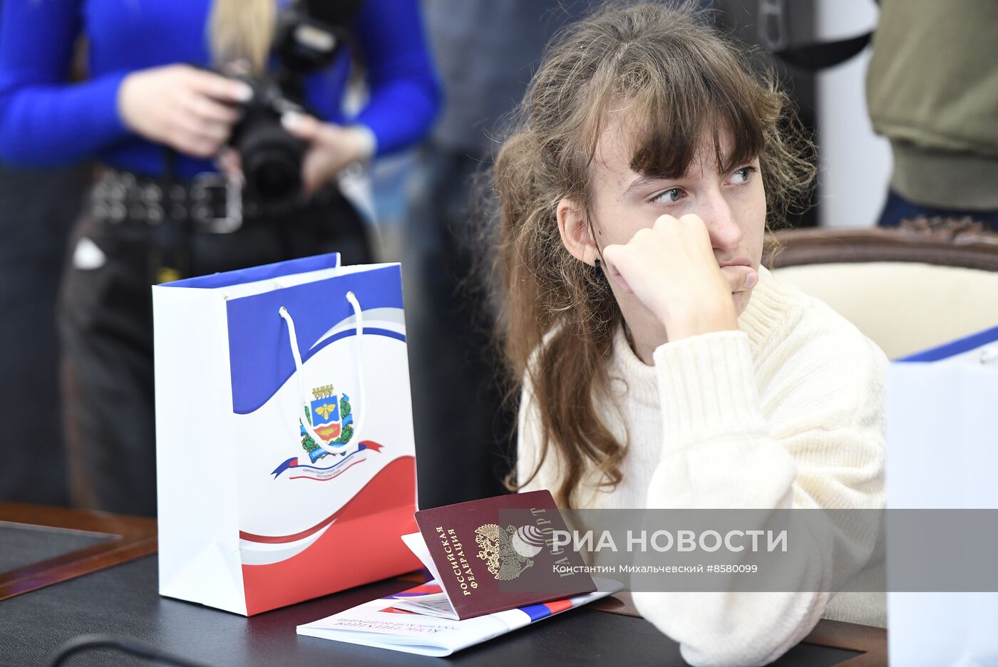 Вручение паспортов школьникам в честь Дня конституции в Симферополе