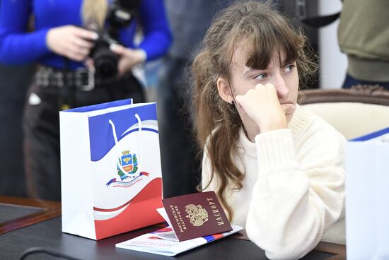 Вручение паспортов школьникам в честь Дня конституции в Симферополе