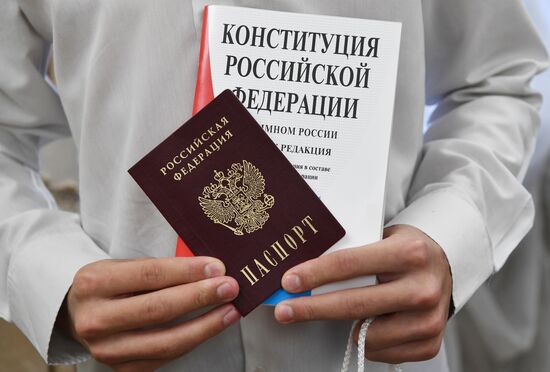 Вручение паспортов школьникам в честь Дня конституции в Симферополе