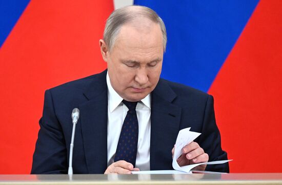 Президент РФ В. Путин провел встречу с судьями Конституционного суда РФ