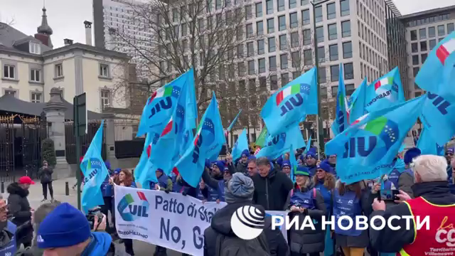 Демонстранты в Брюсселе потребовали не тратить средства ЕС на оружие