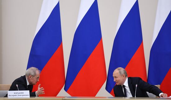 Президент РФ В. Путин провел встречу с судьями Конституционного суда РФ