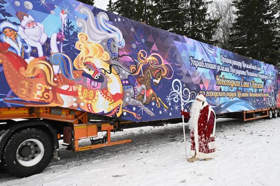 Отправка главной новогодней ели в Кремль 