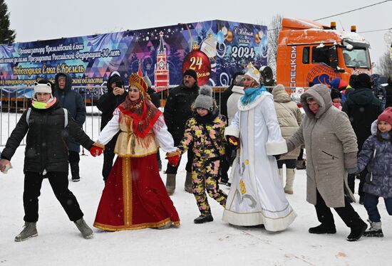 Отправка главной новогодней ели в Кремль 