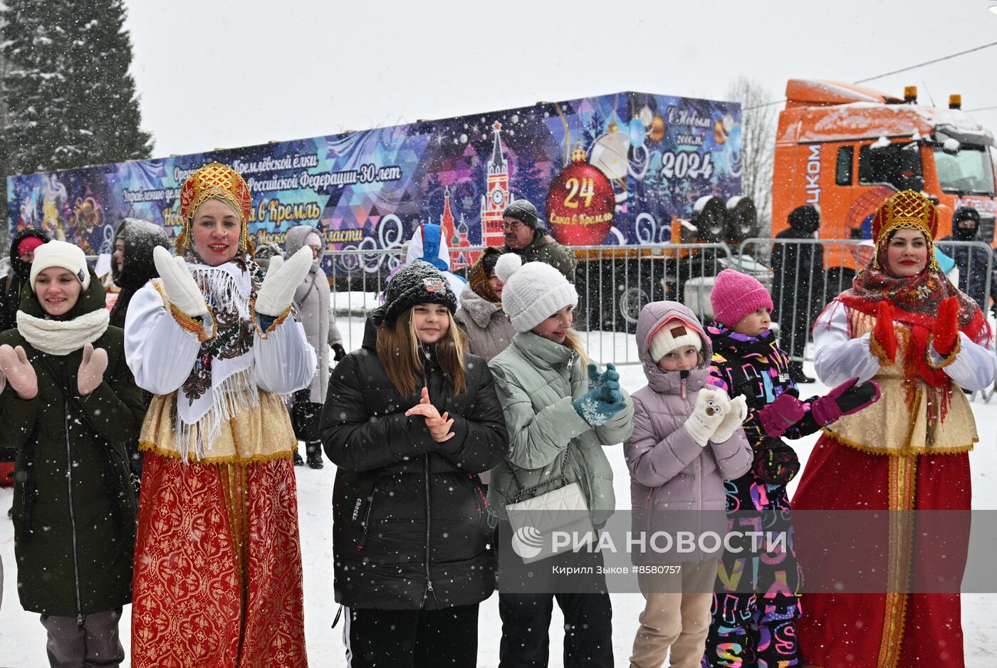 Отправка главной новогодней ели в Кремль 