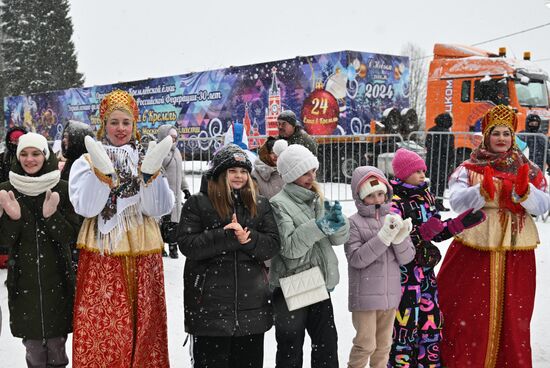 Отправка главной новогодней ели в Кремль 