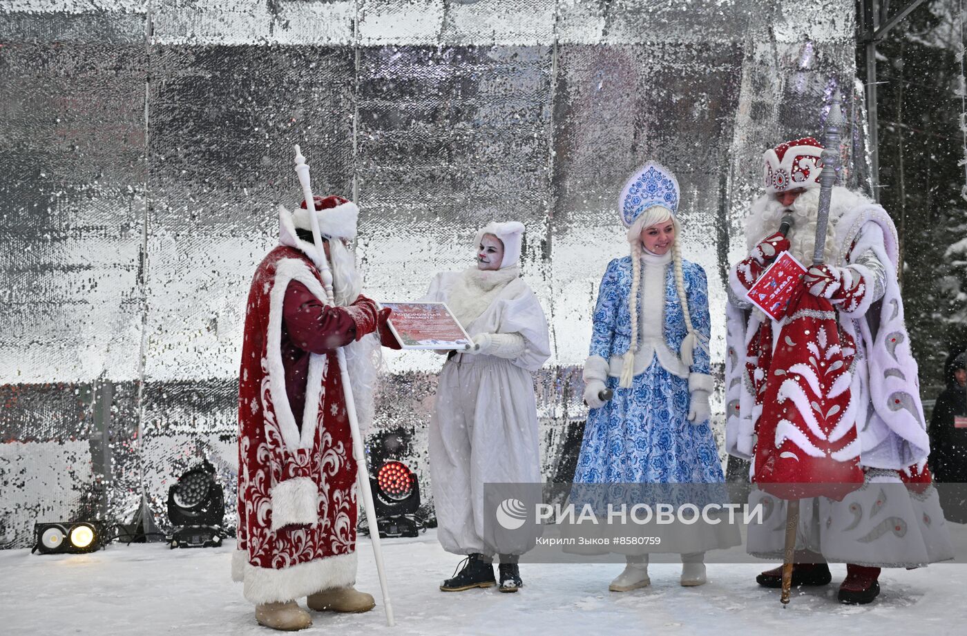 Отправка главной новогодней ели в Кремль 