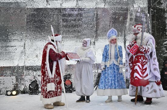 Отправка главной новогодней ели в Кремль 