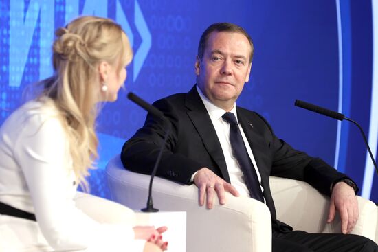 Зампред Совбеза РФ Д. Медведев посетил дискуссионную площадку XXI съезда партии "Единая Россия"