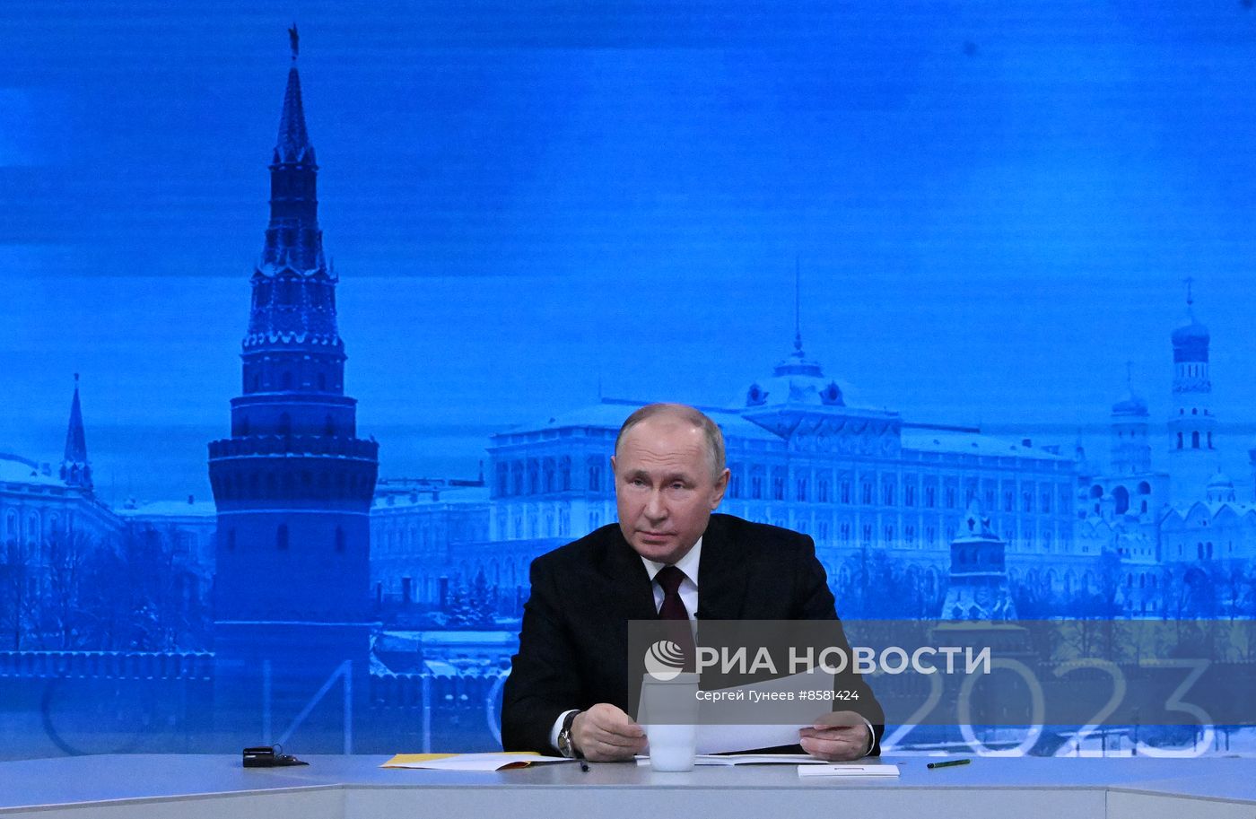 "Прямая линия" и большая пресс-конференция президента РФ В. Путина