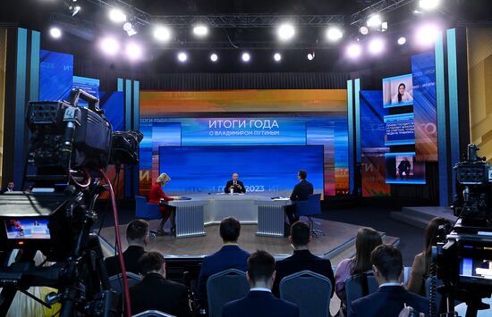 "Прямая линия" и большая пресс-конференция президента РФ В. Путина