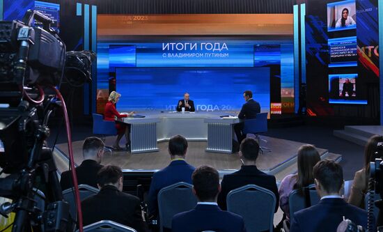 "Прямая линия" и большая пресс-конференция президента РФ В. Путина
