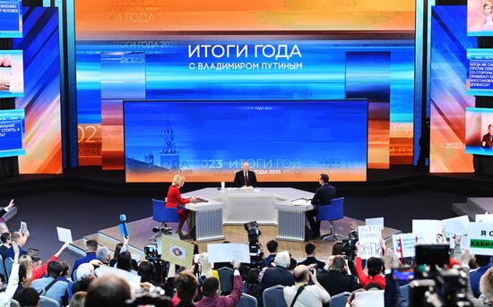 "Прямая линия" и большая пресс-конференция президента РФ В. Путина