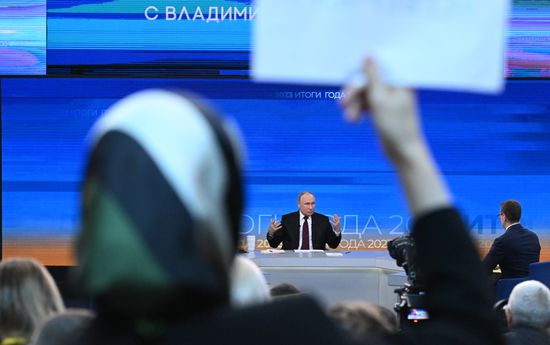 "Прямая линия" и большая пресс-конференция президента РФ В. Путина