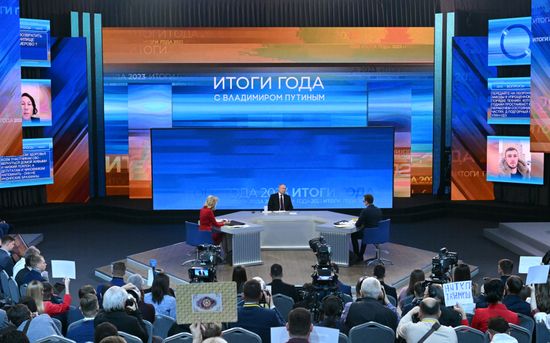 "Прямая линия" и большая пресс-конференция президента РФ В. Путина