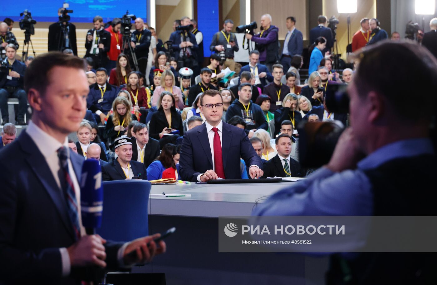 "Прямая линия" и большая пресс-конференция президента РФ В. Путина