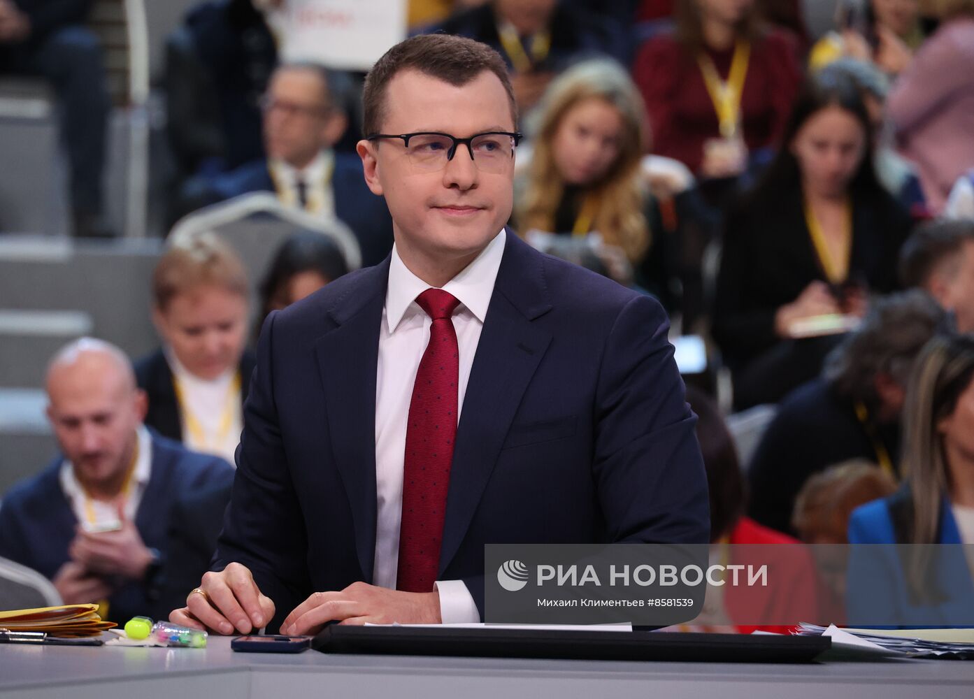 "Прямая линия" и большая пресс-конференция президента РФ В. Путина