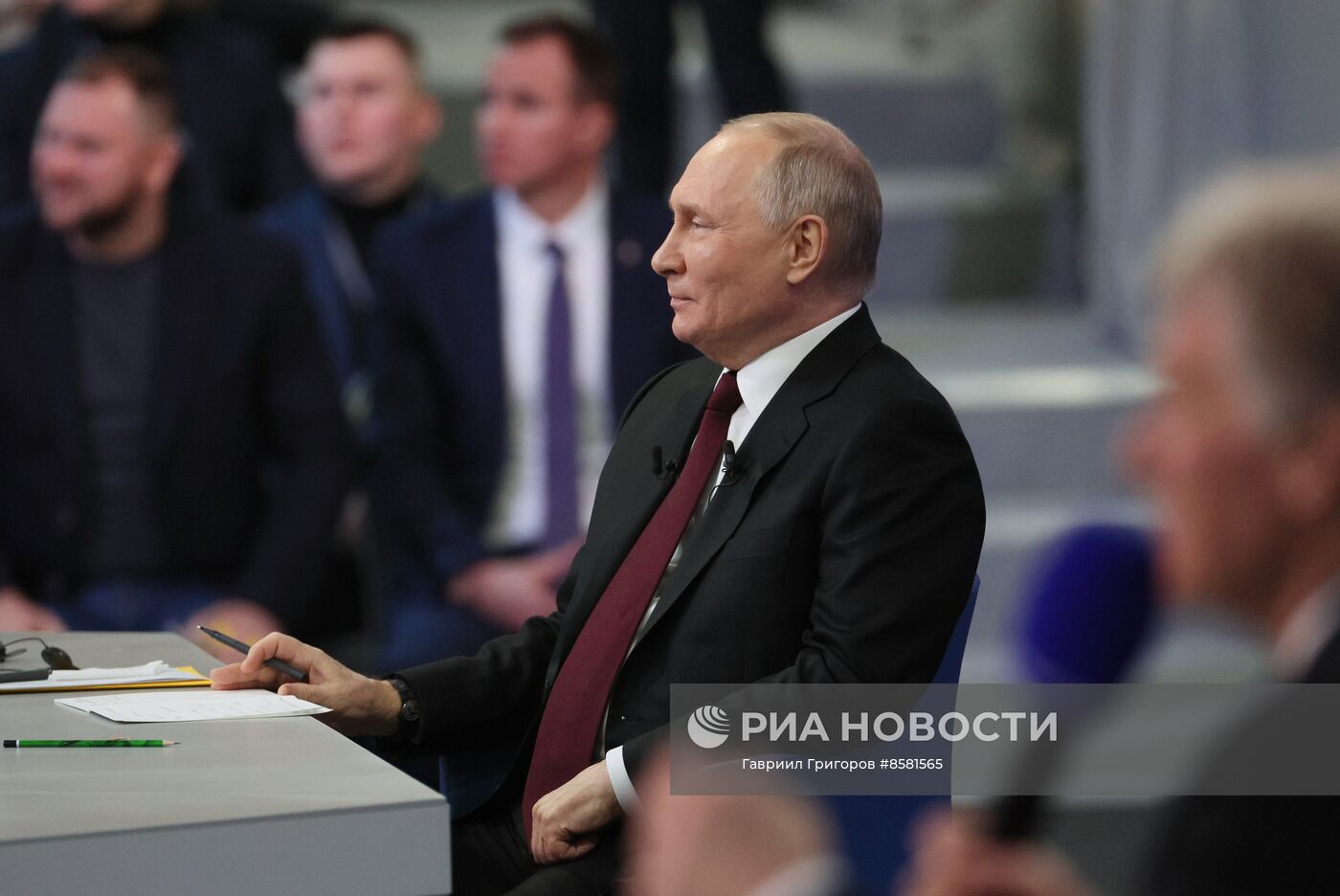 "Прямая линия" и большая пресс-конференция президента РФ В. Путина