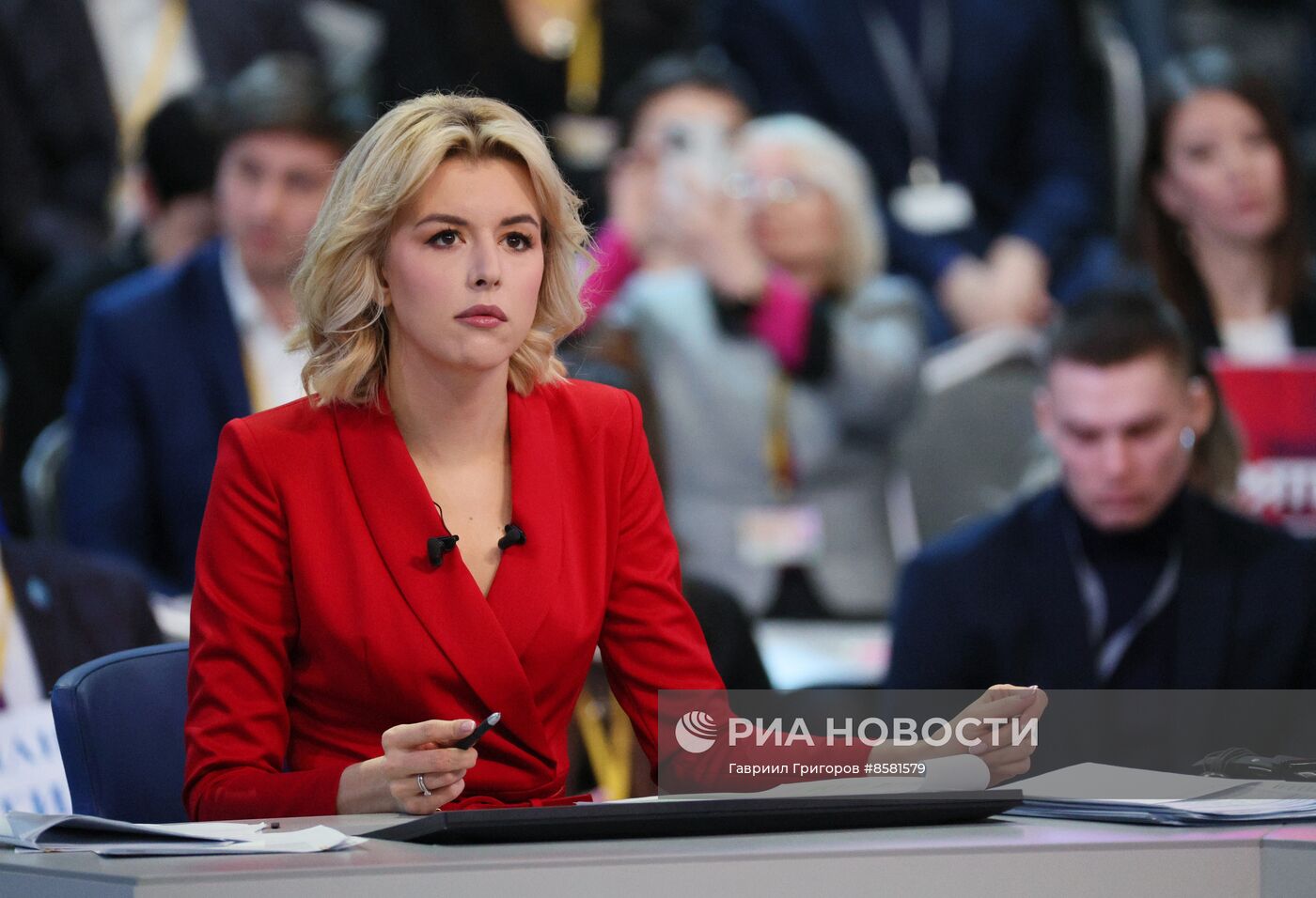 "Прямая линия" и большая пресс-конференция президента РФ В. Путина