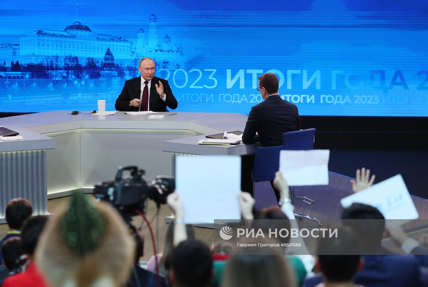 "Прямая линия" и большая пресс-конференция президента РФ В. Путина