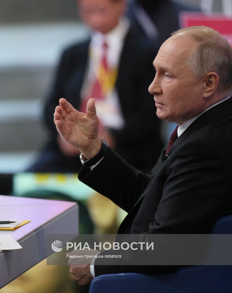 "Прямая линия" и большая пресс-конференция президента РФ В. Путина