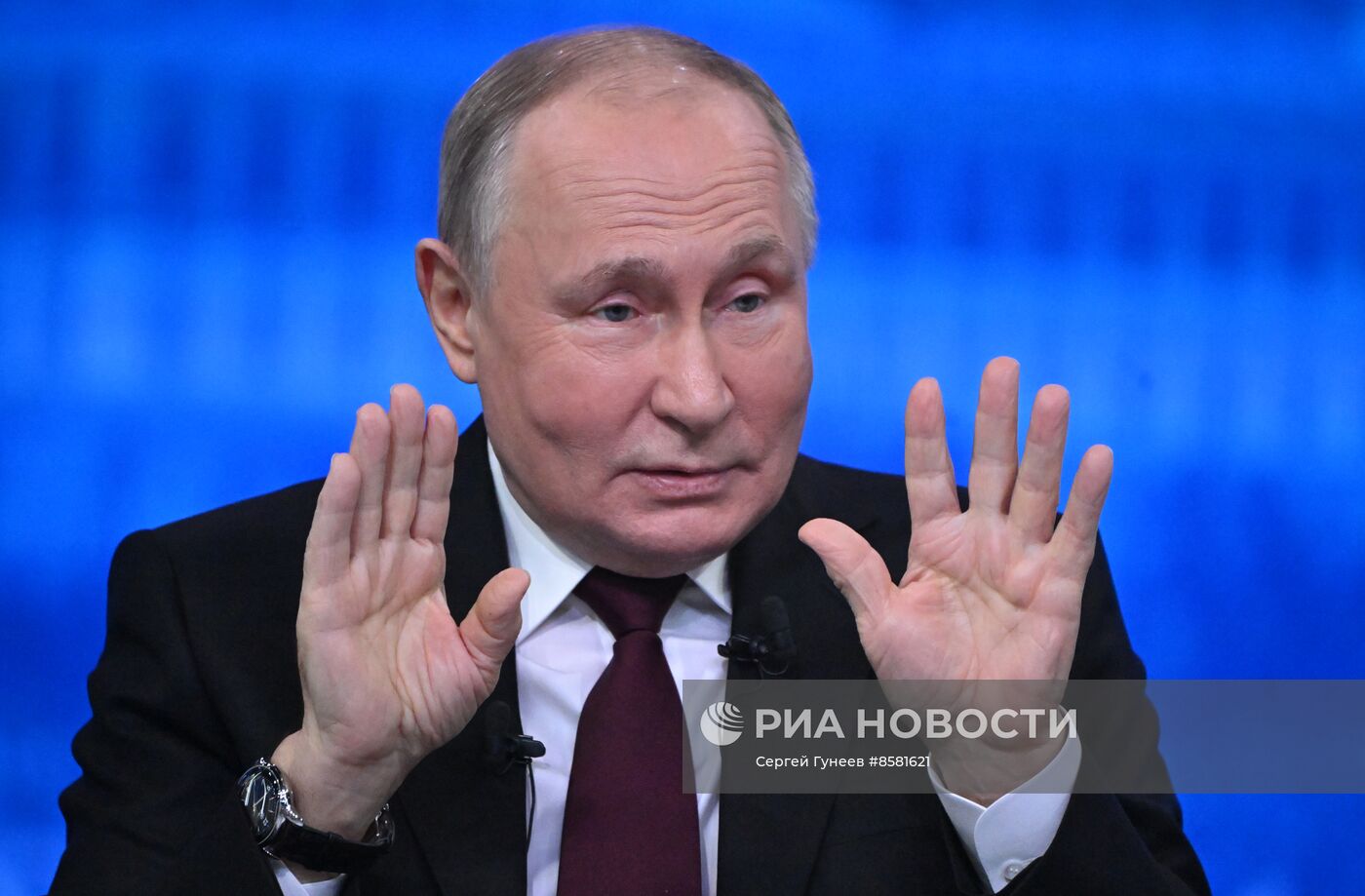 "Прямая линия" и большая пресс-конференция президента РФ В. Путина