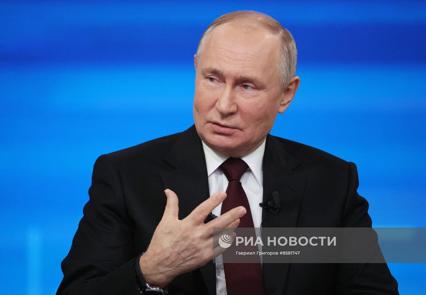 "Прямая линия" и большая пресс-конференция президента РФ В. Путина