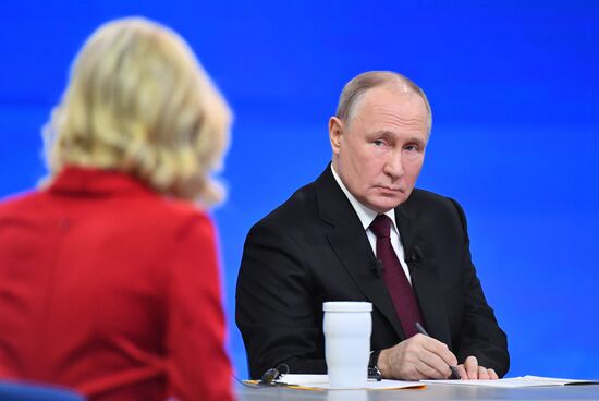 "Прямая линия" и большая пресс-конференция президента РФ В. Путина
