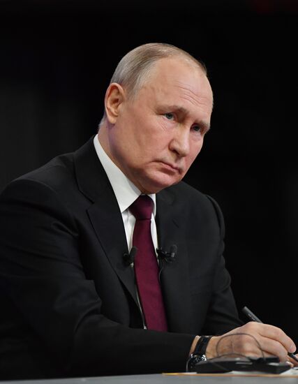 "Прямая линия" и большая пресс-конференция президента РФ В. Путина