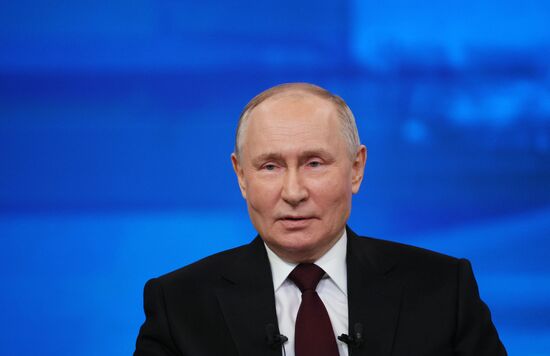 "Прямая линия" и большая пресс-конференция президента РФ В. Путина