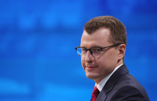 "Прямая линия" и большая пресс-конференция президента РФ В. Путина