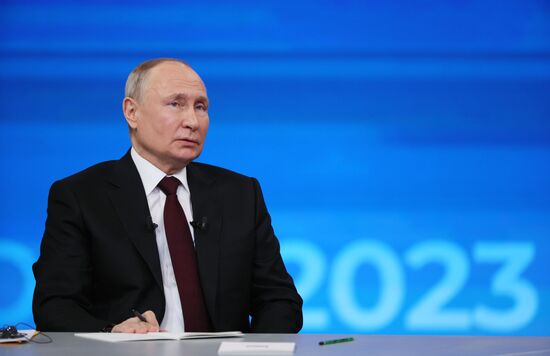 "Прямая линия" и большая пресс-конференция президента РФ В. Путина