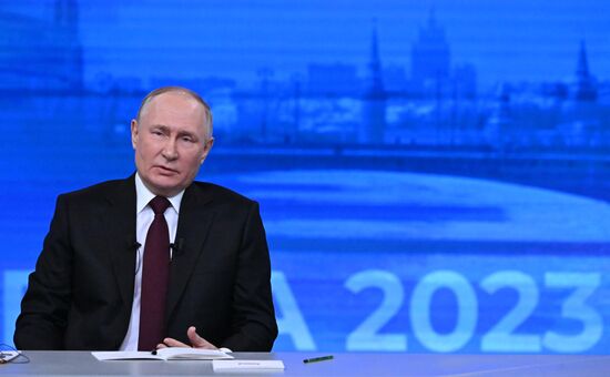 "Прямая линия" и большая пресс-конференция президента РФ В. Путина