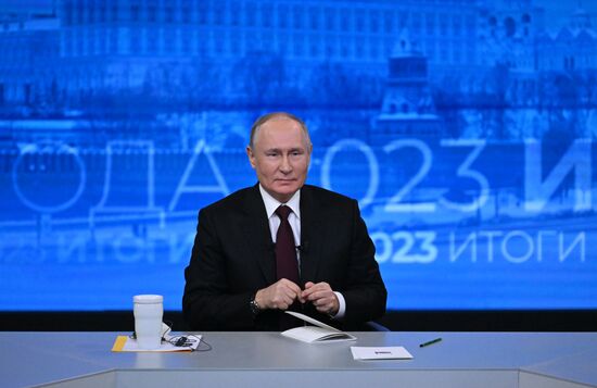 "Прямая линия" и большая пресс-конференция президента РФ В. Путина