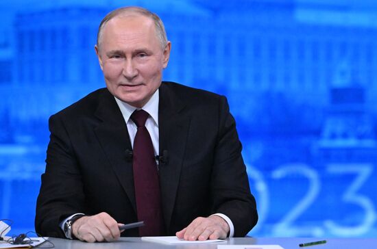 "Прямая линия" и большая пресс-конференция президента РФ В. Путина