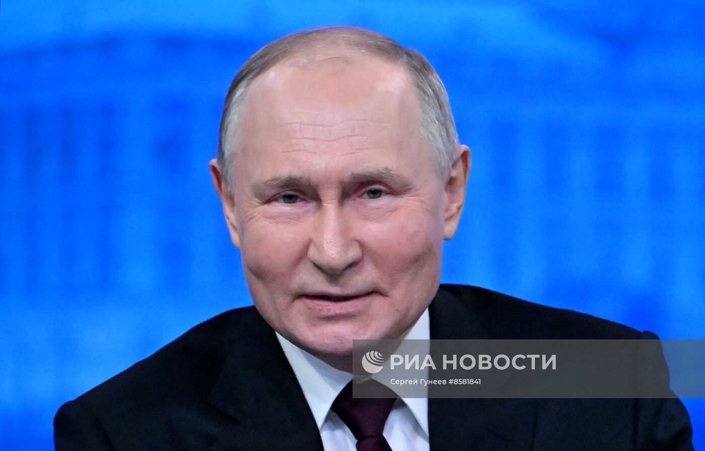 "Прямая линия" и большая пресс-конференция президента РФ В. Путина