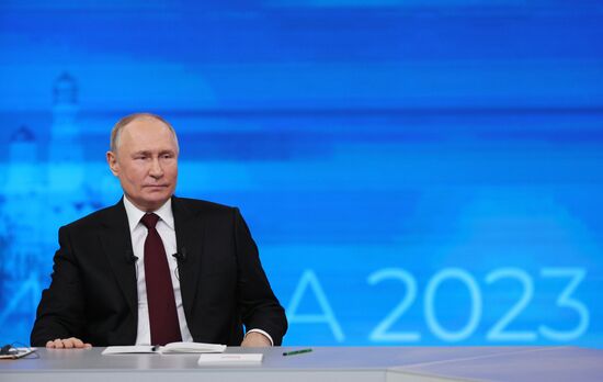 "Прямая линия" и большая пресс-конференция президента РФ В. Путина