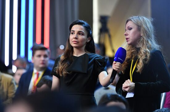 "Прямая линия" и большая пресс-конференция президента РФ В. Путина