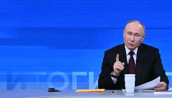 "Прямая линия" и большая пресс-конференция президента РФ В. Путина