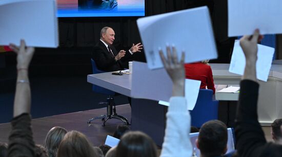 "Прямая линия" и большая пресс-конференция президента РФ В. Путина