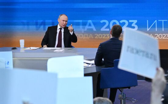 "Прямая линия" и большая пресс-конференция президента РФ В. Путина