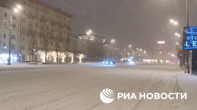 Циклон "Ваня" засыпает Москву снегом