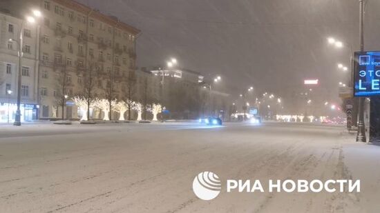 Циклон "Ваня" засыпает Москву снегом