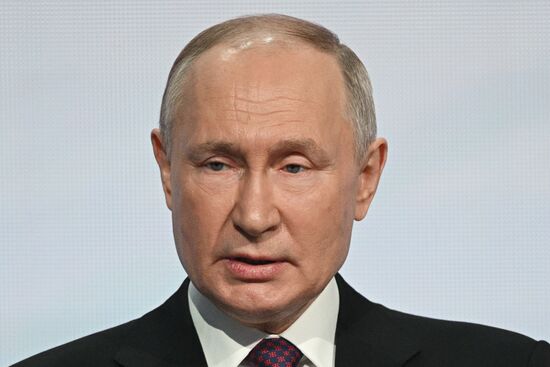 Президент РФ В. Путин принял участие в работе IV Железнодорожного съезда