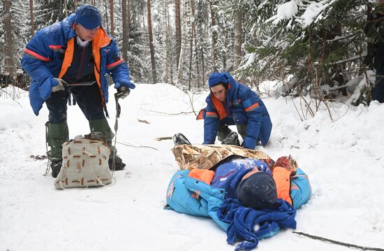 Тренировки по действиям экипажа в случае аварийной посадки в лесисто-болотистой местности зимой