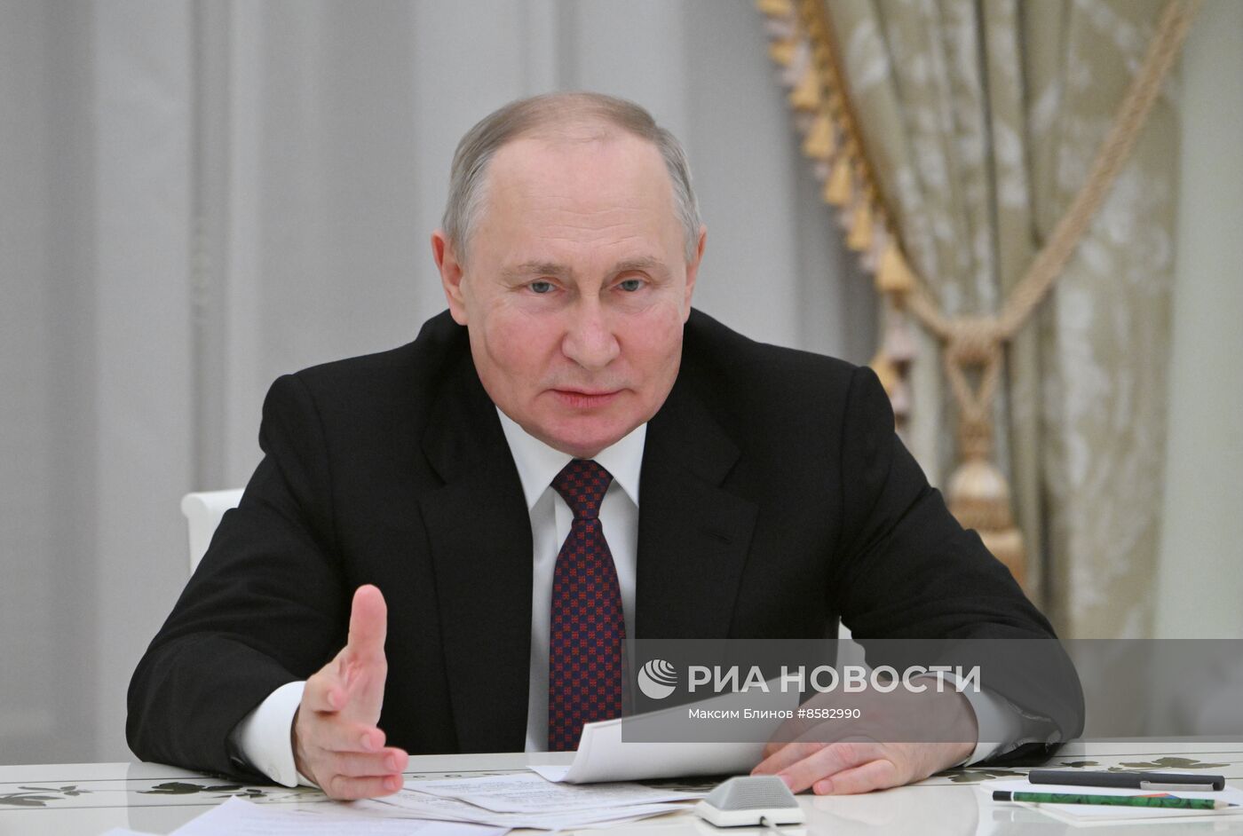 Президент РФ В. Путин встретился с главами думских фракций 